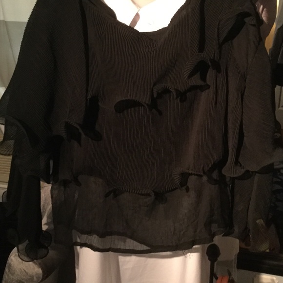 👠 N by Nancy Ruffled Top - Picture 2 of 2